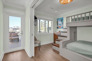 3 bedrooms, iron/ironing board, Internet, bed sheets - Modern 3BR Waterfront Houseboat | Walk to Wilmington Riverwalk and Dining (Wilmington)