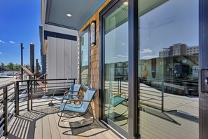 Property grounds - Modern 3BR Waterfront Houseboat | Walk to Wilmington Riverwalk and Dining (Wilmington)