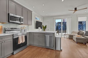 Fridge, microwave, oven, stovetop - Spacious 3BR Waterfront Houseboat | Walk to Wilmington Riverwalk and Dining (Wilmington)