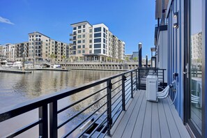 Property grounds - Spacious 3BR Waterfront Houseboat | Walk to Wilmington Riverwalk and Dining (Wilmington)