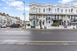 Exterior - Modern 2 Bedroom Abode - Sea Views - Balcony (Worthing)