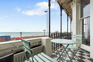 Outdoor dining - Modern 2 Bedroom Abode - Sea Views - Balcony (Worthing)