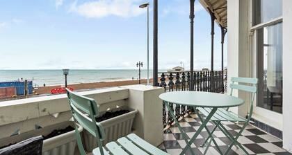 Modern 2 Bedroom Abode - Sea Views - Balcony