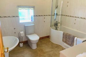Deep-soaking bathtub, hair dryer, towels - Near Rhosneigr - Sleeps 2 - Pets and Parking (Holyhead)