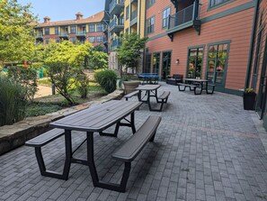 Outdoor dining - Amazing 1st floor Ski in/out Unit @ Creek (Vernon Township)