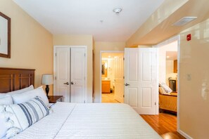 Room - Lodge style getaway 50 miles from NYC patio 207 (Vernon Township)