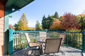 Outdoor dining - Lodge style getaway 50 miles from NYC patio 207 (Vernon Township)