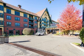 Exterior - Lodge style getaway 50 miles from NYC patio 207 (Vernon Township)