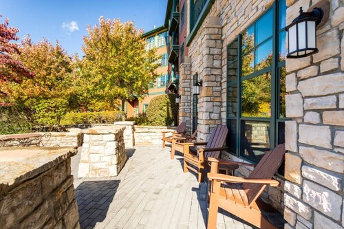 Lodge style getaway - discounted due to patio renovation 