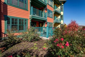 Exterior - Lodge style getaway 50 miles from NYC patio 207 (Vernon Township)