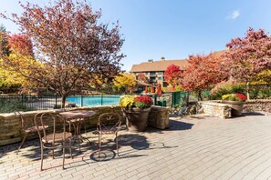 Outdoor dining - Lodge style getaway 50 miles from NYC patio 207 (Vernon Township)