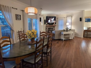 Un comedor con mesa, sillas y televisor.