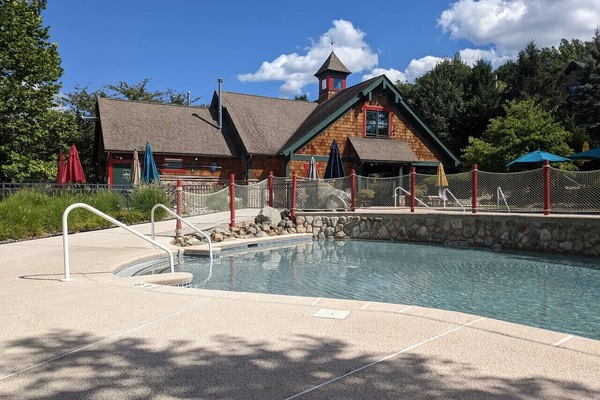 Seasonal wading pool