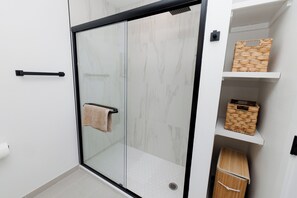 Dusche, Haartrockner, Handtücher, Seife
