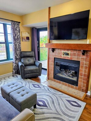 TV, fireplace, video games, table football - Tree House Retreat @ Mt Creek Rsrt Ski-In/Ski-Out (Vernon Township)