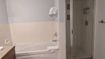 Sèche-cheveux, serviettes fournies