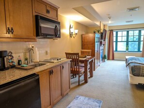 Fridge, microwave, stovetop, coffee/tea maker - Slope side cozy Studio (Vernon Township)