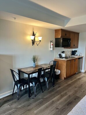 Dining - Cozy renovated Studio @ Creek (Vernon Township)