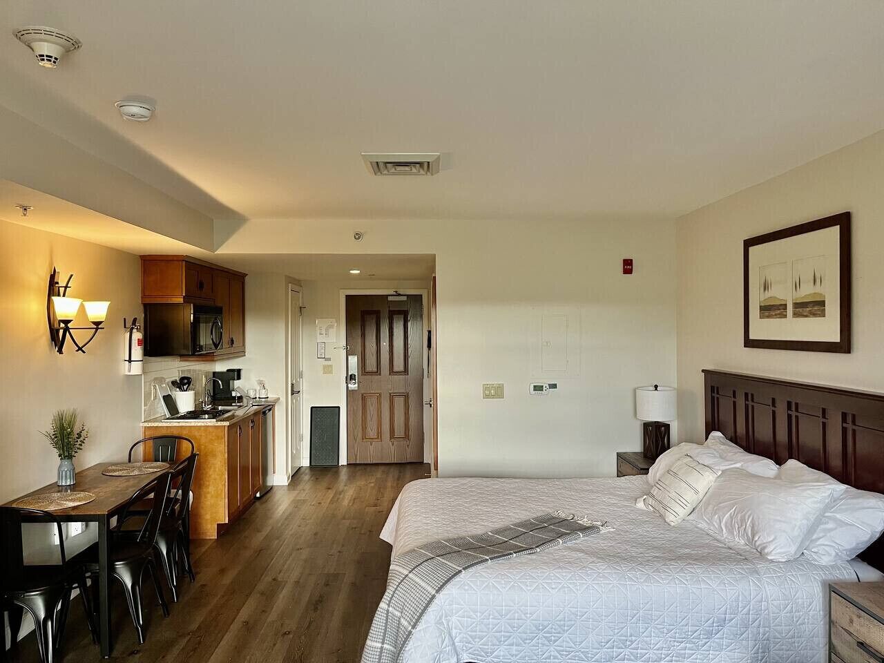 Iron/ironing board, travel crib, WiFi, bed sheets