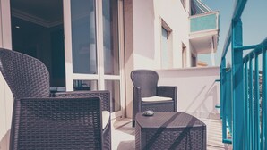 A balcony with wicker furniture, a small table, and a teal railing. - Cozy B&B,right in the center & within walking distance of beautiful sea of Gaeta (Gaeta)