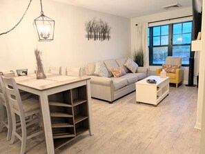 Living area - Renovated 1 Bedroom Valley View (Vernon Township)