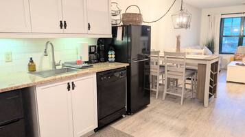 Fridge, microwave, stovetop, dishwasher