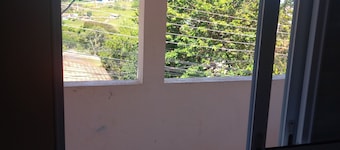 Cozy loft, close to the market, paved road to waterfalls in the city center.