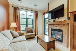 TV, fireplace - RARE 1st flr Private Ski in/out access 1 Bed! (Vernon Township)