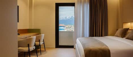 Escritorio, wifi gratis y ropa de cama