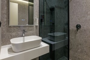 Dreibettzimmer | Badezimmer | Dusche, Haartrockner, Handtücher