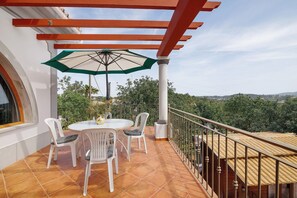 Outdoor dining - Villa 'São Bras Do Alportel' with Sea View, Private Pool and Air Conditioning (São Bras de Alportel)