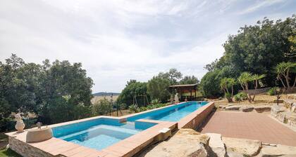 Villa 'Casa Miradouro' with Sea View, Shared Pool and Air Conditioning