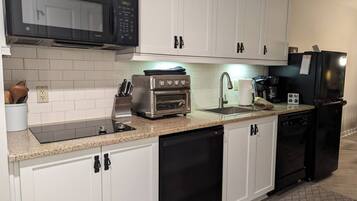 Fridge, microwave, stovetop, dishwasher