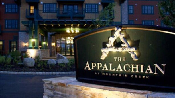 Un grand hôtel à plusieurs étages, reconnaissable à son enseigne bien visible où l’on peut lire : « The Appalachian at Mountain Creek ».