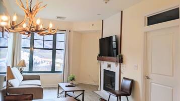 TV, fireplace