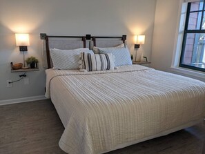 Desk, iron/ironing board, travel cot, WiFi - 206 · Renovated Chic Premium 1 bdrm (Vernon Township)