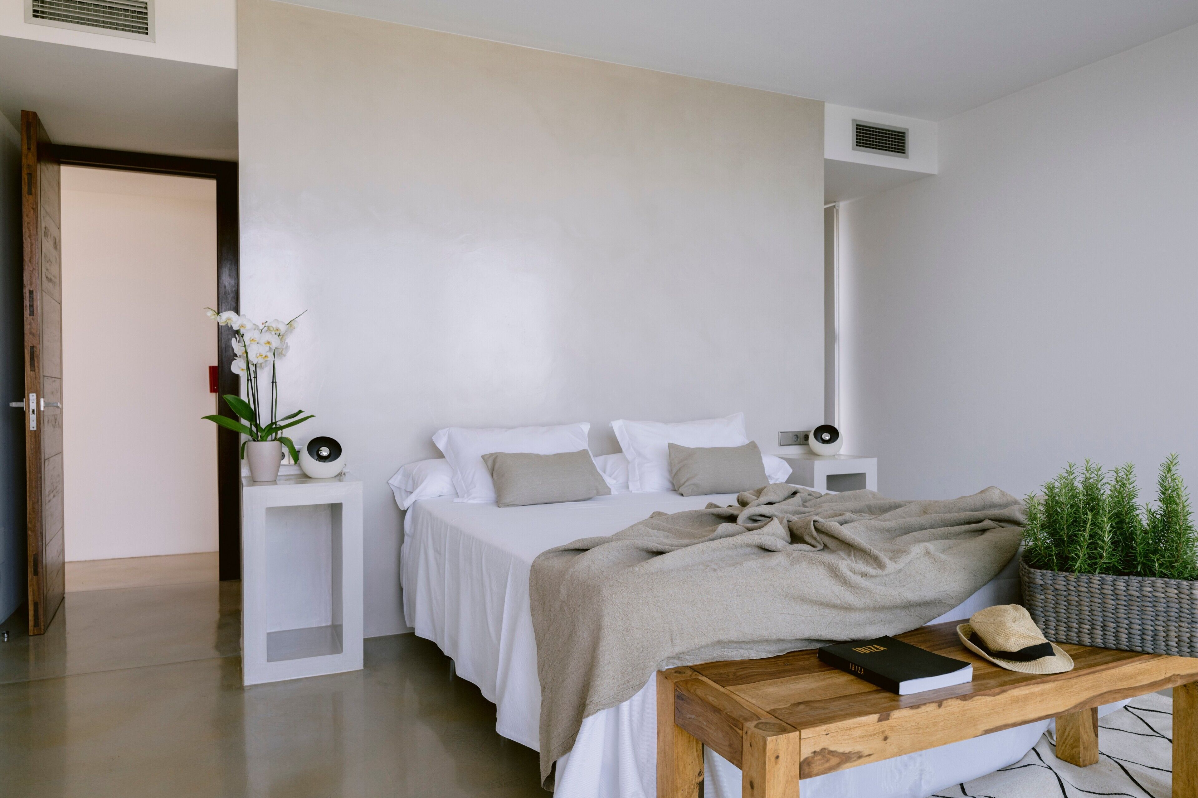 WiFi, bed sheets