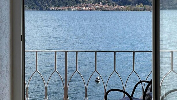A balcony with a view of a lake and mountains. - Apartment Carmine sul Lago (Carmine)