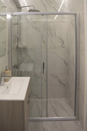 Dusche, Haartrockner, Handtücher, Seife