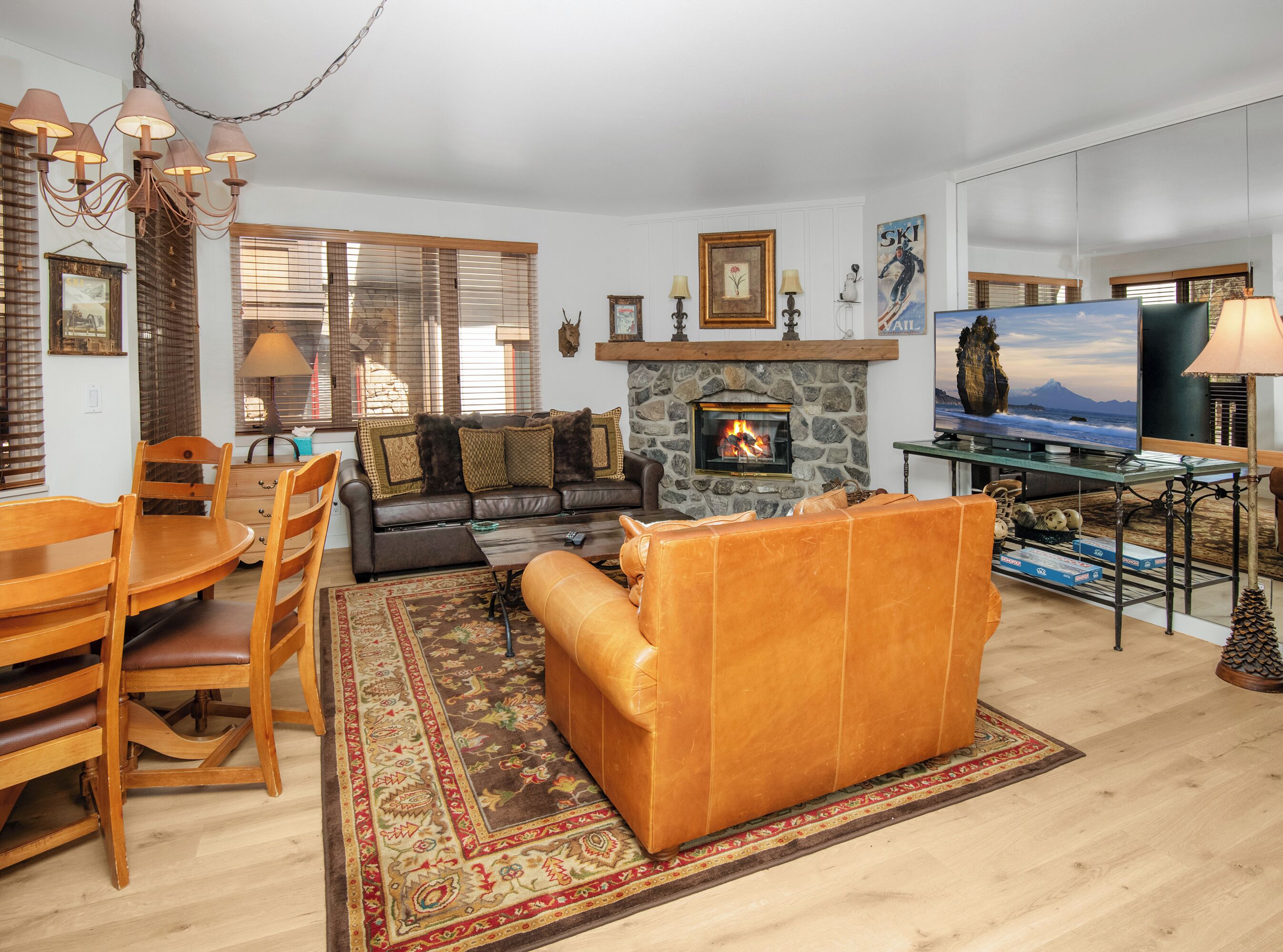 Smart TV, fireplace