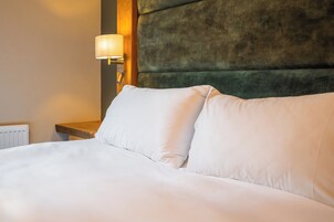 Quarto casal superior, varanda, vista para a montanha | Escrivaninha, ferros/tábuas de passar roupa, Wi-Fi de cortesia