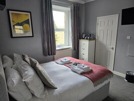 Quarto casal luxo, vista para a montanha | Escrivaninha, ferros/tábuas de passar roupa, Wi-Fi de cortesia