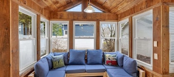 NEW! Saratoga Cottage 2BR Near Track & Lake