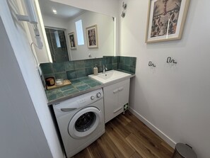 Klassiek appartement | Badkamer | Een douche, een regendouche, een haardroger, handdoeken