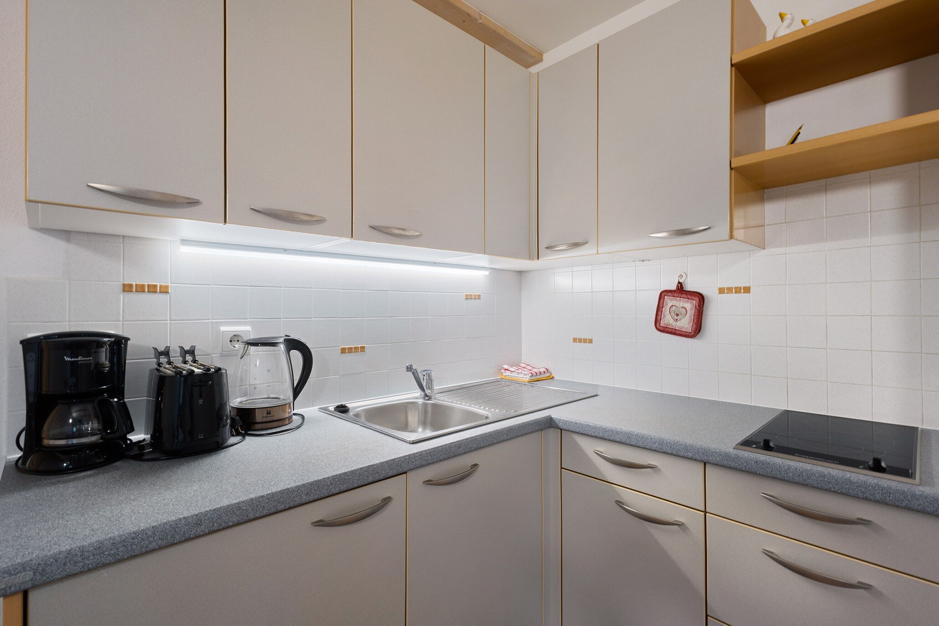 Kühlschrank, Herdplatte, Wasserkocher mit Kaffee-/Teezubehör