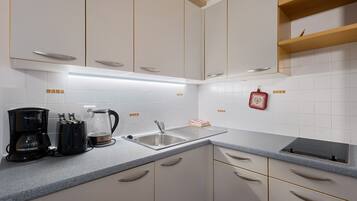 Kühlschrank, Herdplatte, Wasserkocher mit Kaffee-/Teezubehör