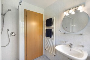 Shower, towels - Apartment 'Getzenbergerhof' with Balcony and Wi-Fi (Chienes)