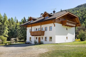Exterior - Apartment 'Getzenbergerhof' with Balcony and Wi-Fi (Chienes)