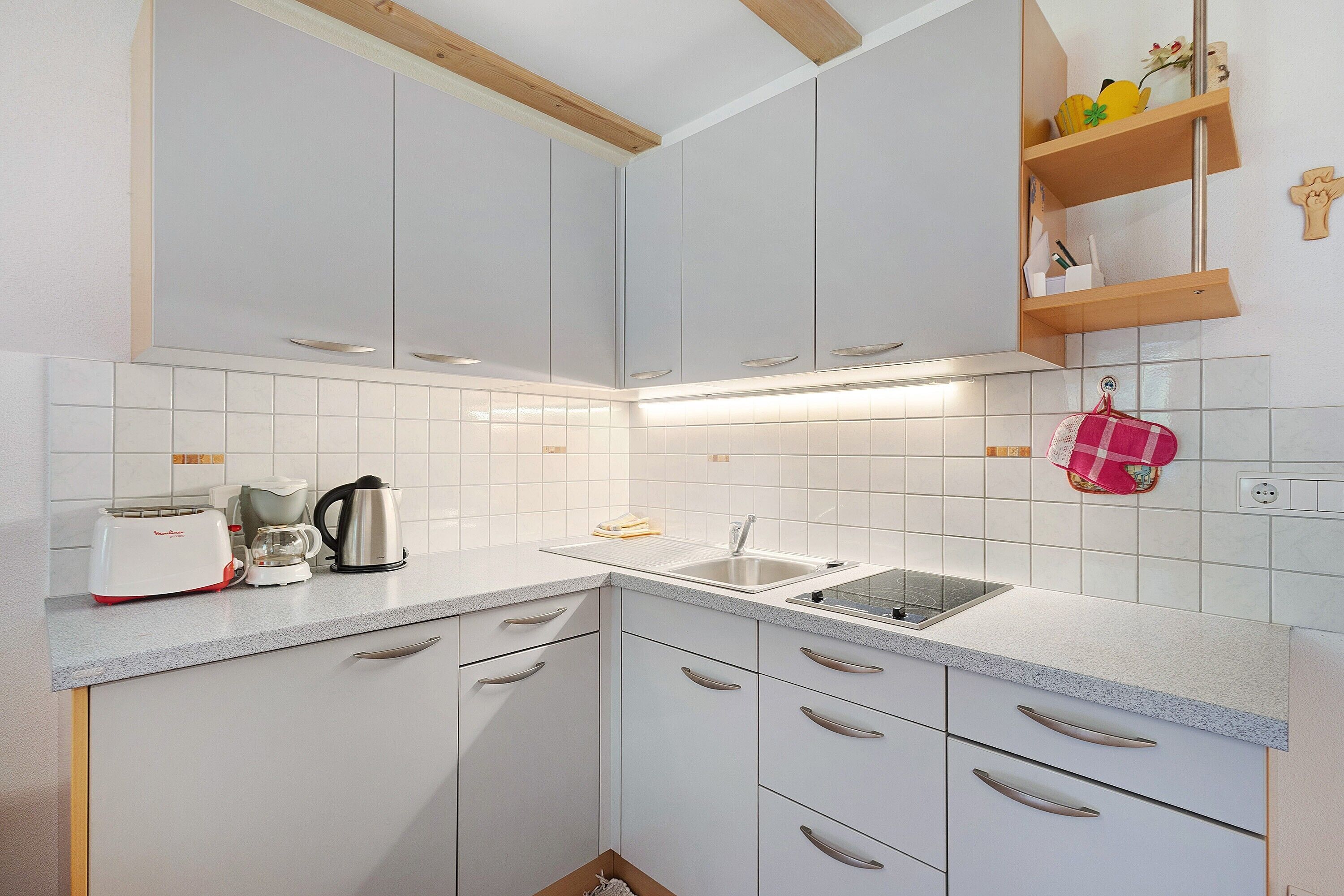 Kühlschrank, Herdplatte, Wasserkocher mit Kaffee-/Teezubehör
