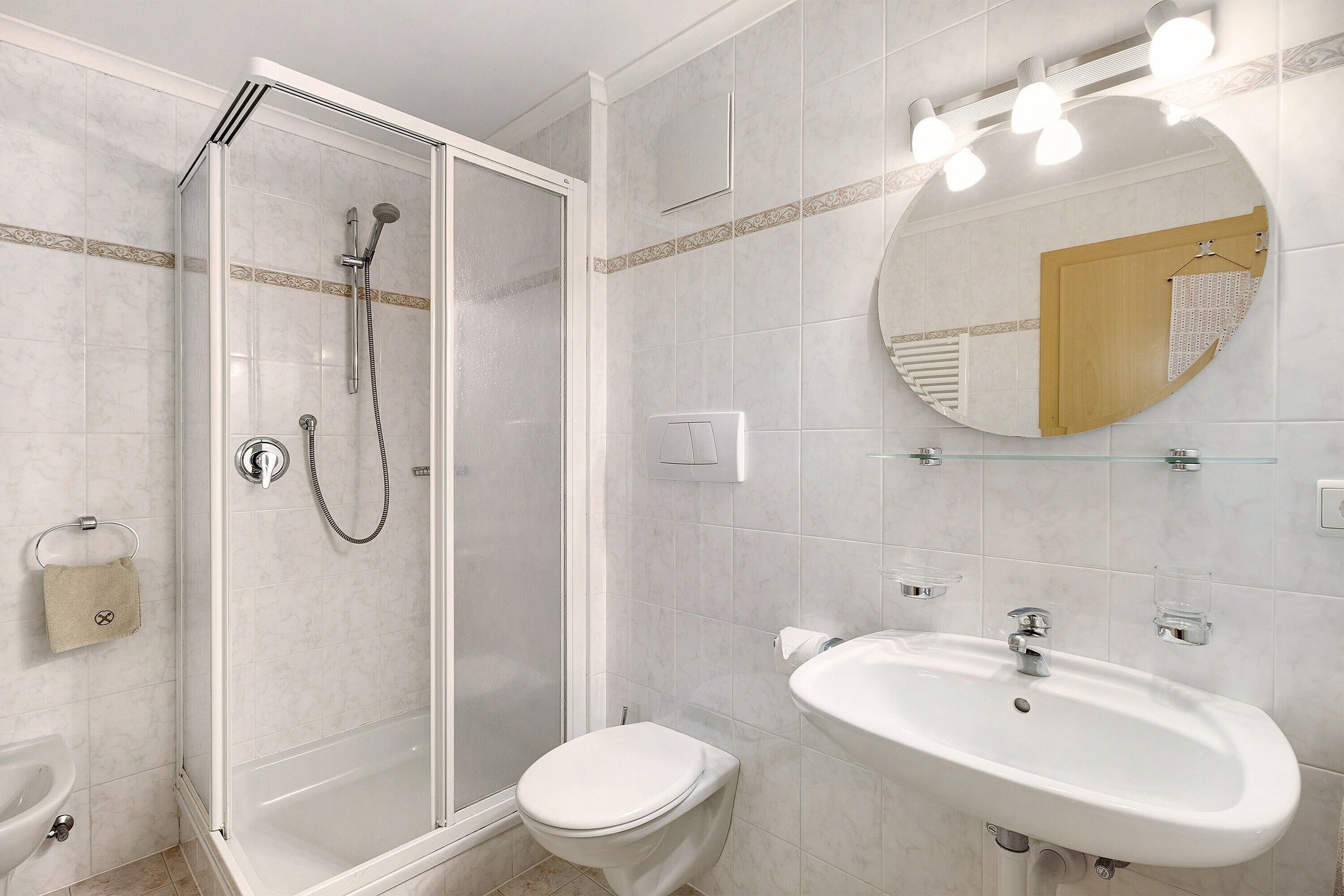 Een douche, handdoeken